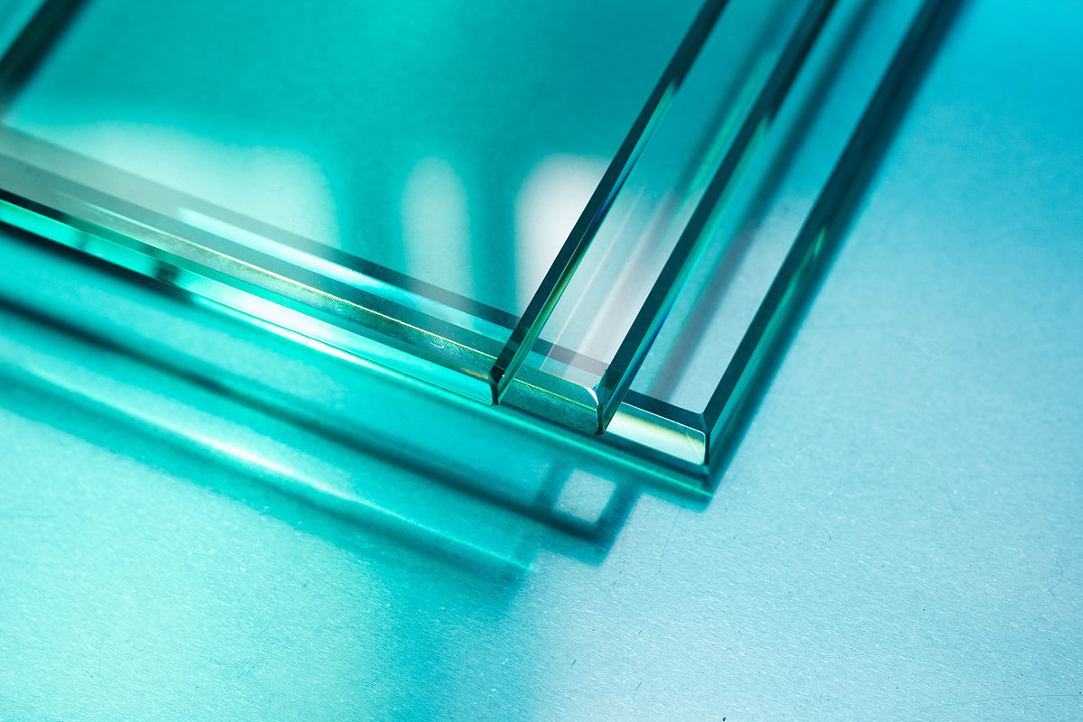 湖北省博物馆一位保洁员因其独特的擦玻璃技巧而受到广泛关注