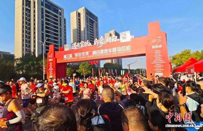 8000名跑者共聚湿地绿廊天津宝坻潮白河半程马拉