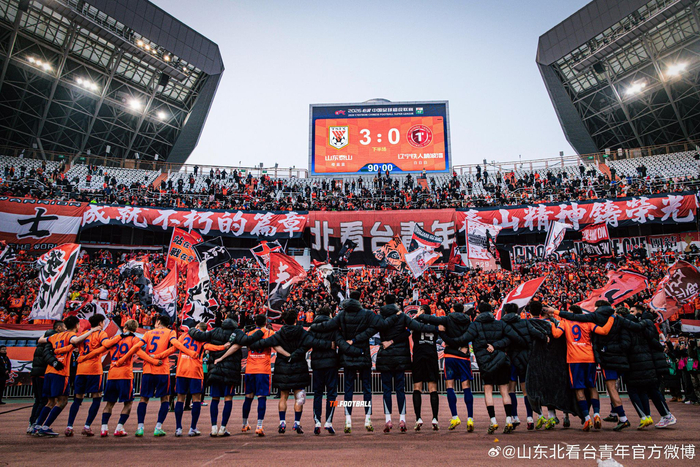 山东泰山球迷用团队围巾重现十九条横幅 球迷协